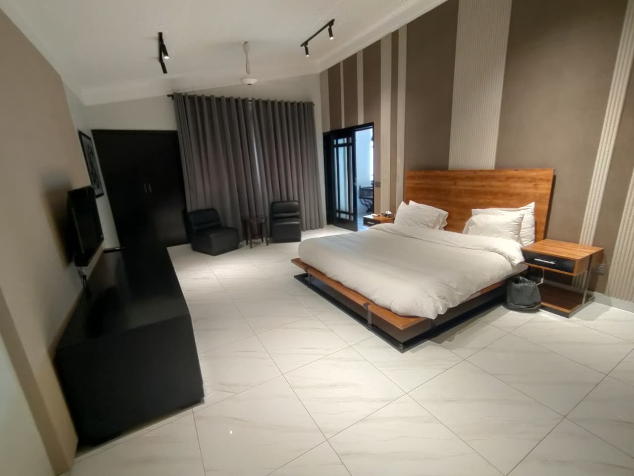 10 Bedroom Near Aga Khan, Dhoraji