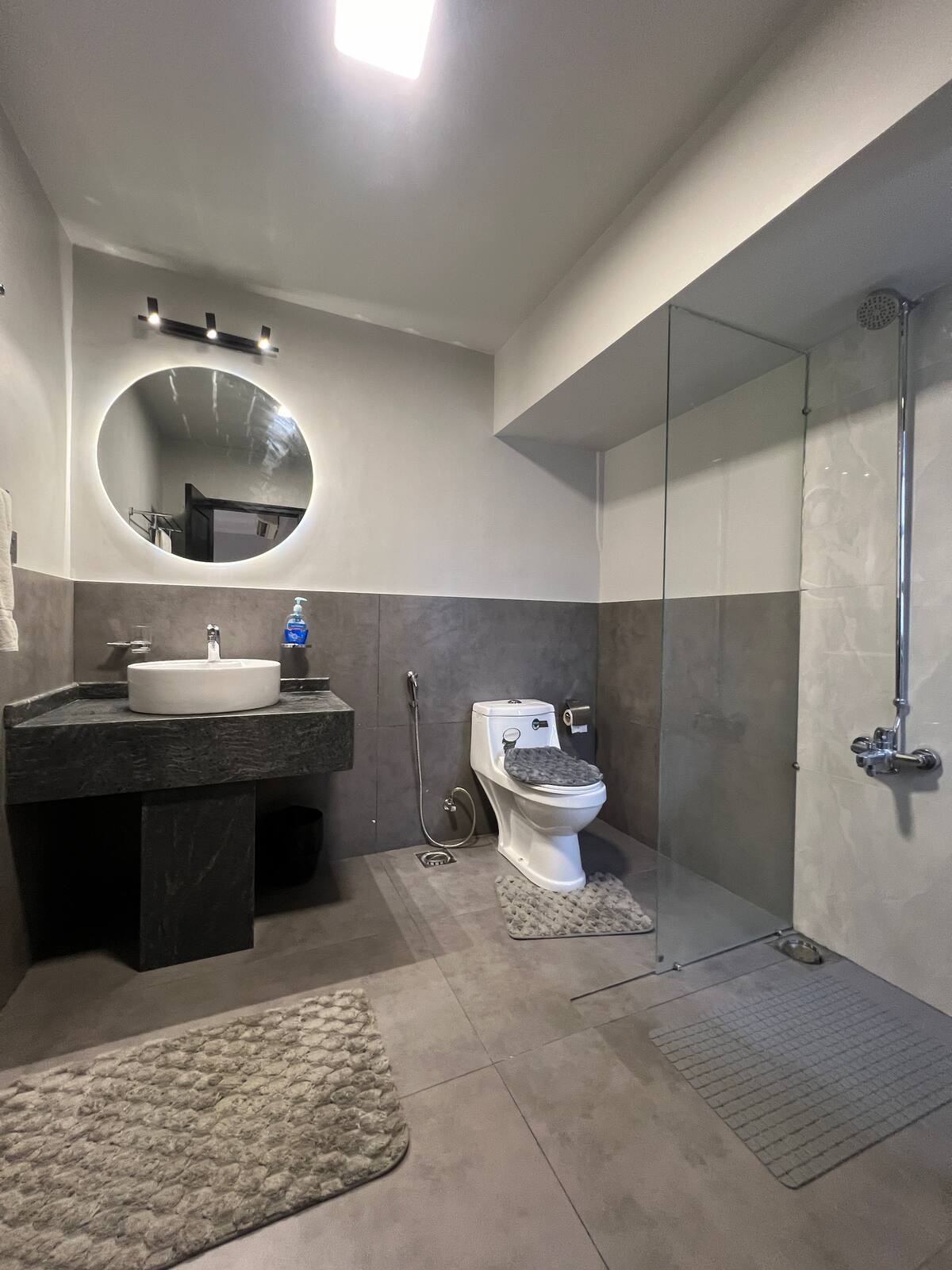 1 Bedroom Master Suite in Dhoraji (Aga Khan)